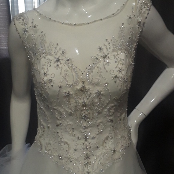 Wedding gown - Picture 3 of 5